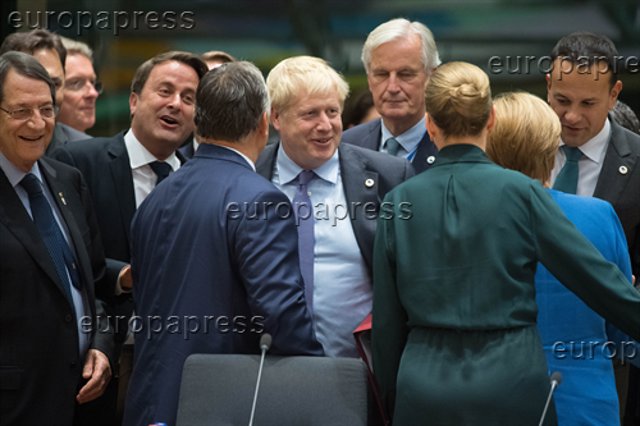 EU leaders at 27 endorse the agreement and point Westminster as responsible for being on time Johnson rodeado de los líderes europeos