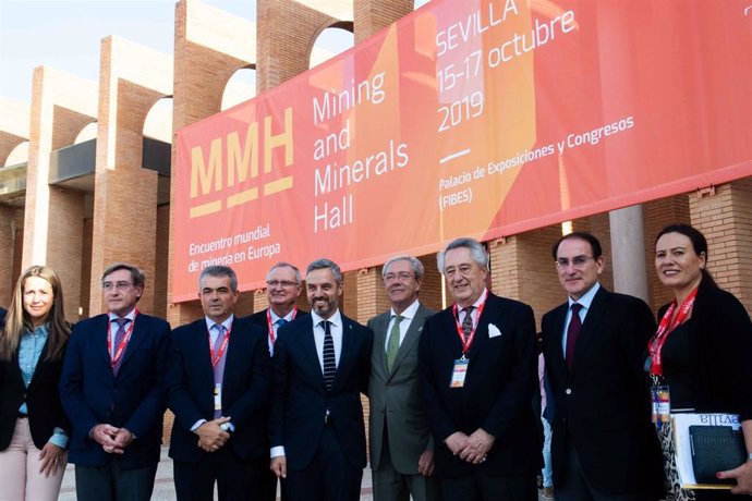 Asistentes a la clausura del III Salón Internacional de la Minería, en Sevilla.