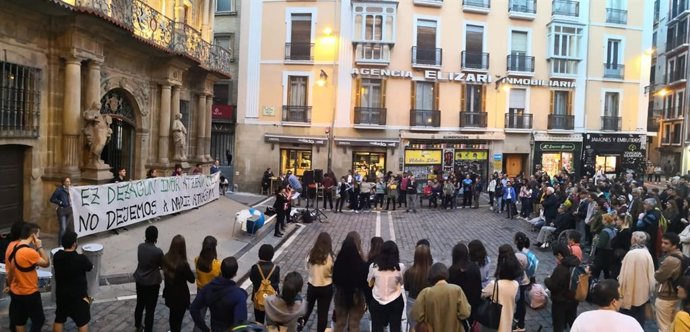 Concentración en Pamplona de la Plataforma de Entidades Sociales por el Día Internacional de la Erradicación de la Pobreza