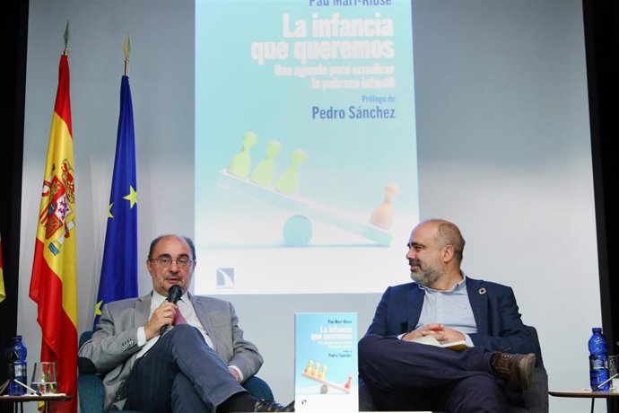 El presidente del Gobierno de Aragón, Javier Lambán, en la presentación del libro del diutado socialista, Jean Mari Klose