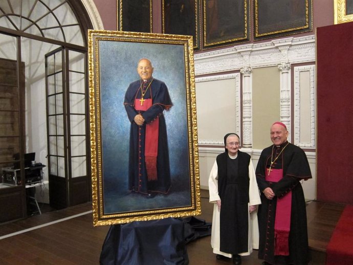 Monseñor Vicente Jiménez y la pintora y monja Isabel Guerra presentan el retrato que ella ha realizado al Arzobispo de Zaragoza.