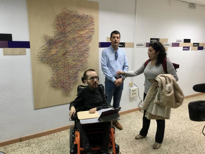 El secretari d'Acció de Govern i Institucional de Podem i candidat d'Unides Podem al Congrés per Saragossa, Pablo Echenique, es reuneix amb els 'riders'.