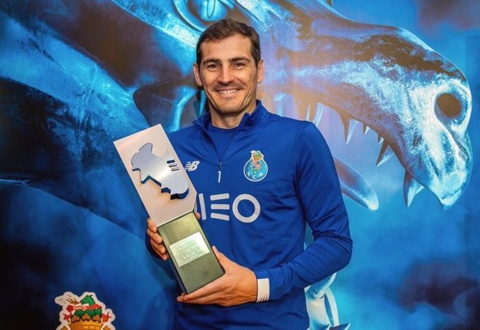 Iker Casillas posa con el trofeo de mejor portero en Portugal