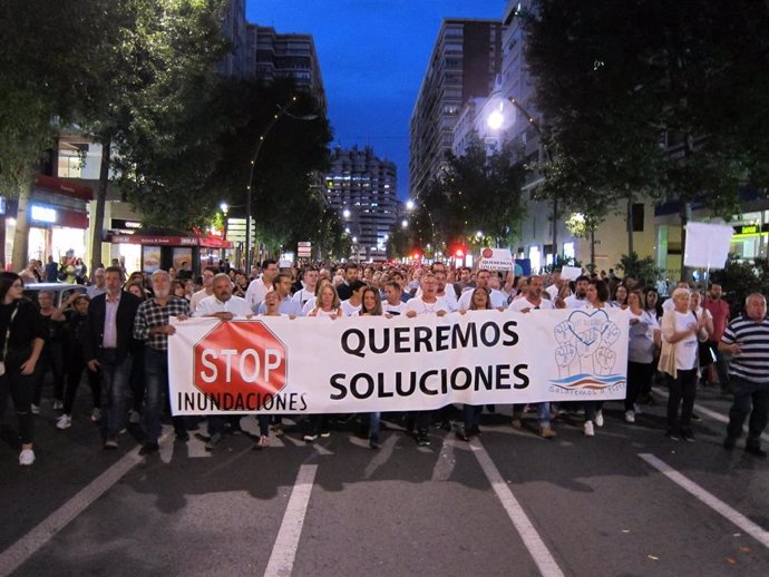 Pancarta principal manifestación inundaciones por la Garn Vía de Murcia seguida por miles de personas