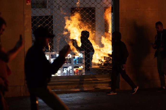 Aldarulls a Barcelona durant la tercera nit de protestes contra la sentncia del procés independentista