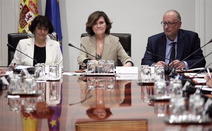 (I-D) La secretaria de Estado de Igualdad, Soledad Murillo y la vicepresidenta del Gobierno en funciones, Carmen Calvo, durante la reunión de la Conferencia Sectorial de Igualdad en el Complejo de Moncloa, en Madrid (España), a 17 de octubre de 2019.
