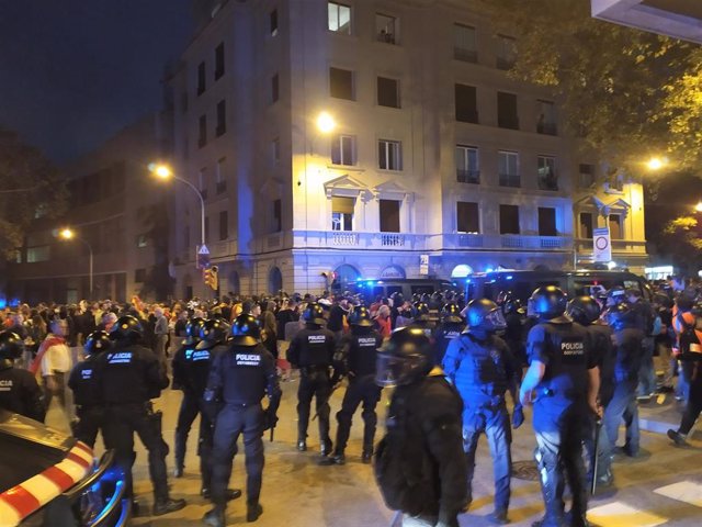 Concentraciones por la unidad de España y de la izquierda independentista en la plaza Artós de Barcelona