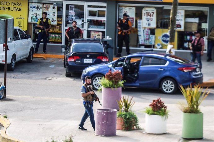 Un hombre armado del cártel de Sinaloa durante enfrentamientos con las fuerzas federales tras la detención de Ovidio Guzmán, hijo del narcotraficante 'El Chapo', en la ciudad de Culiacán