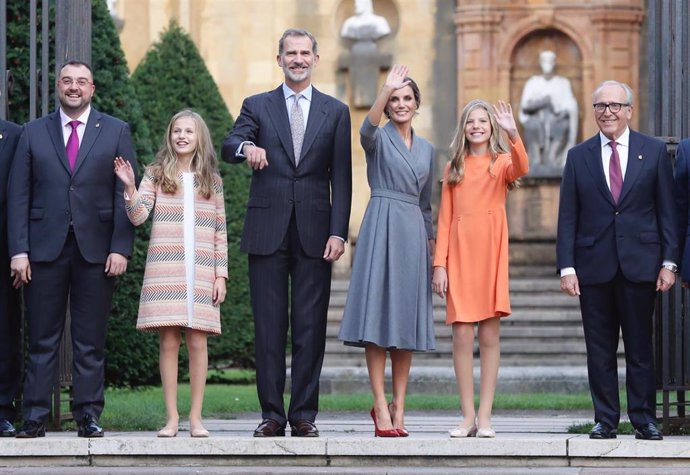 El presidente de Asturias, Adrián Barbón, la Princesa Leonor, el Rey Felipe VI, la Reina Doña Letizia, la Infanta Sofía y el presidente de la FPA, Luis Fernández-Vega, saludan a la entrada del Jardín de los Reyes Caudillos.