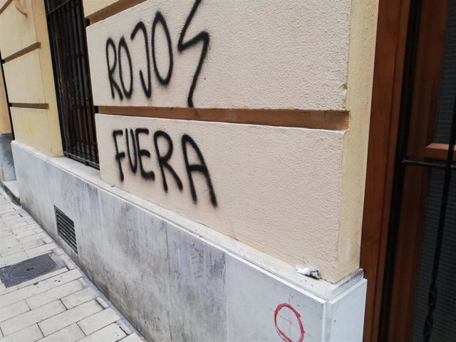 Pintada en la fachada de IU en Valladolid