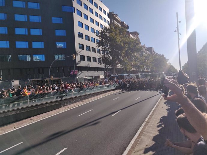 Manifestants tallen la Gran Via de Barcelona (Arxiu)