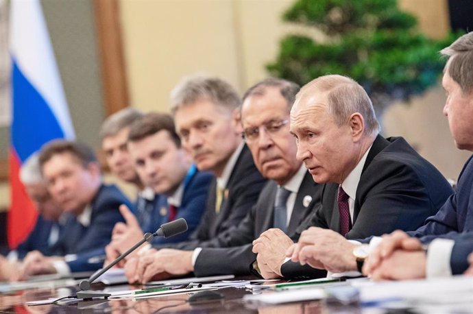 Putin con Lavrov a su derecha y con su portavoz, Dimitri Peskov, a continuación