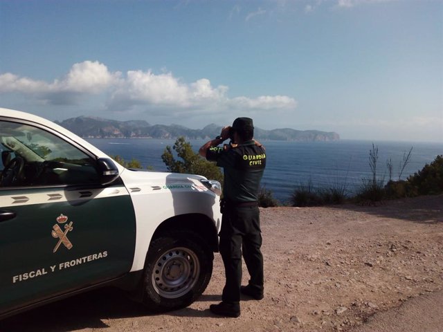 Una foto de archivo de un guardia civil en la costa de Baleares.