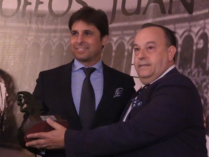 Francisco Rivera recogiendo el premio de Belmonte