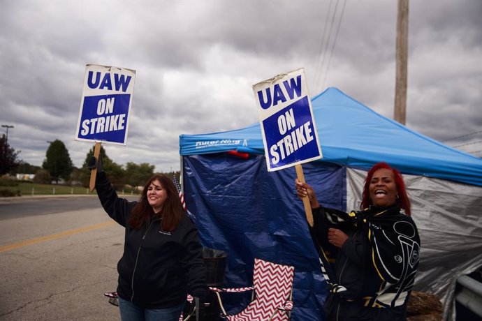 October 16, 2019 - Bedford, Indiana, United States: United Auto Workers (UAW) members picket outside the Bedford Casting Operations plant. UAW leaders announced today they have reached a tentative deal with General Motors to end a nationwide strike that