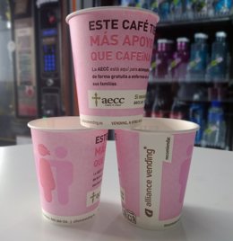 Vestidos en tonos rosas, color representativo de la lucha, los vasos portan el lema de Este café tiene más apoyo que cafeina y se convierten así en una herramienta de comunicación acerca de la importante labor de atención de la AECC.