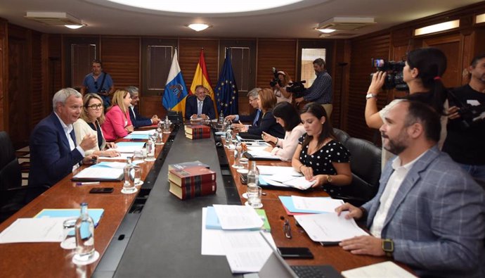 El presidente de Canarias, Ángel Víctor Torres, preside una reunión del Consejo de Gobierno