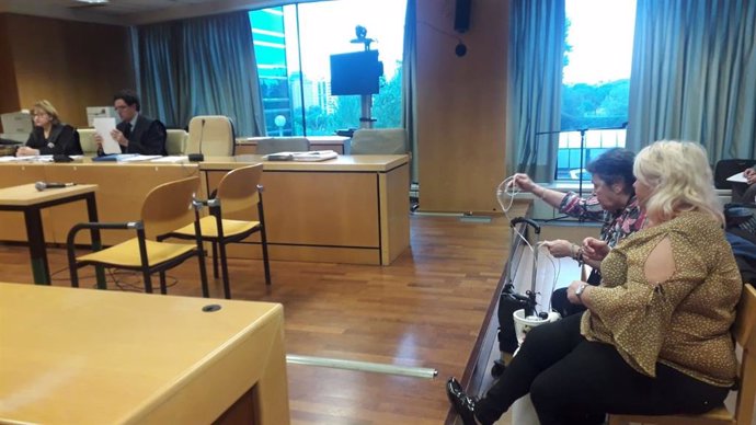 Imagen de la sala de la Audiencia Provincial de Madrid en el que se celebra el segundo juicio sobre un caso de 'bebés robados', con la denunciante Adelina Ibáñez entre el público.