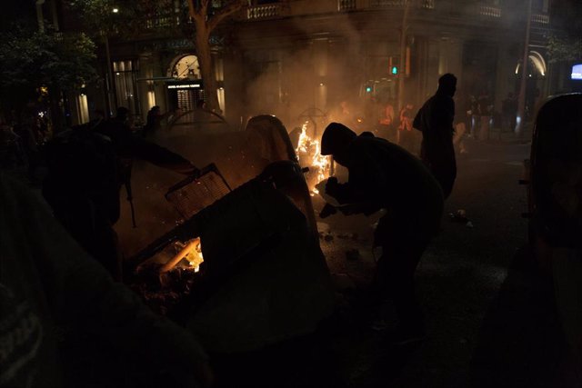 Manifestantes queman contenedores en la cuarta jornada de protestas en Barcelona contra la sentencia del procés