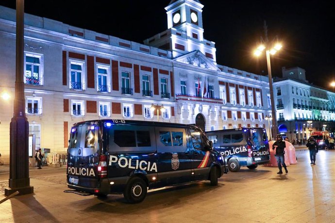 Furgones de la Policía Nacional en la concentración en solidaridad con los presos del 'procés', en  la Puerta del Sol de Madrid  (España) a 16 de octubre de 2019.
