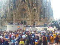 Centenars de persones es manifesten a la Sagrada Família i en bloquegen l'accés