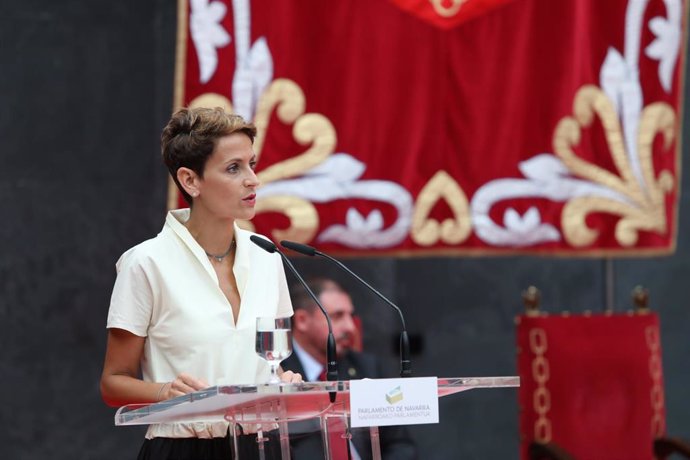 La secretaria general del PSN y nueva presidenta de Navarra, María Chivite, durante su discurso de toma de posesión del cargo en el Parlamento de Navarra.