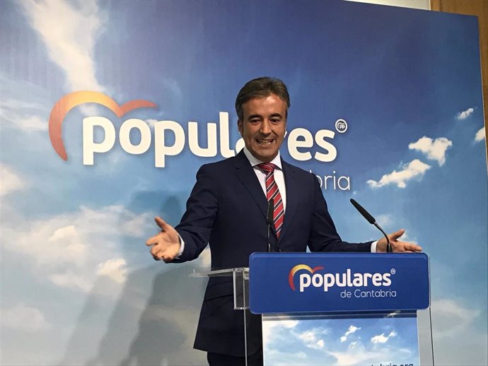 El candidato del PP de Cantabria al Congreso de los Diputados, Diego Movellán, en rueda de prensa