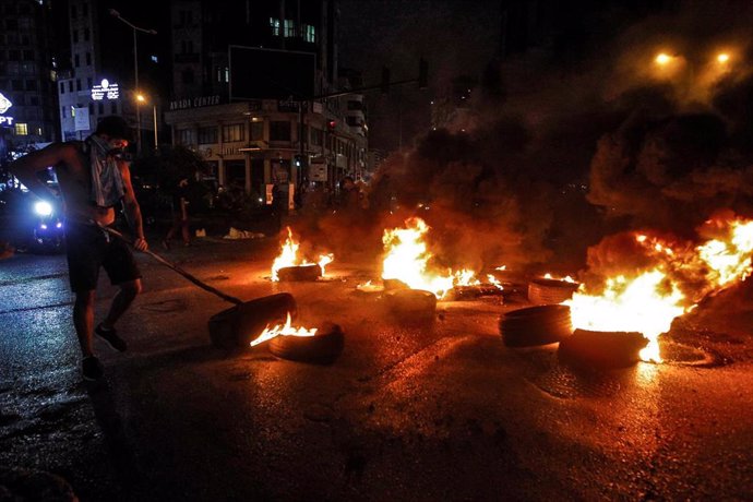 Manifestantes queman neumáticos en las protestas en las calles de Beirut