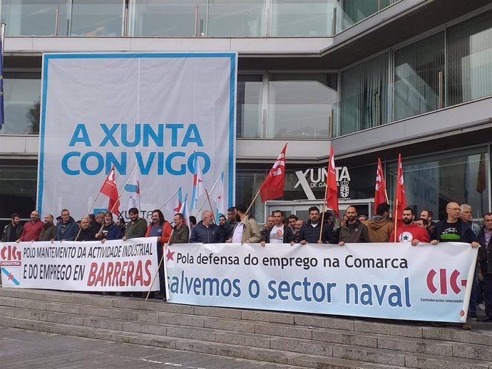 Concentración de delegados del naval de la CIG frente a la delegación de la Xunta en Vigo.