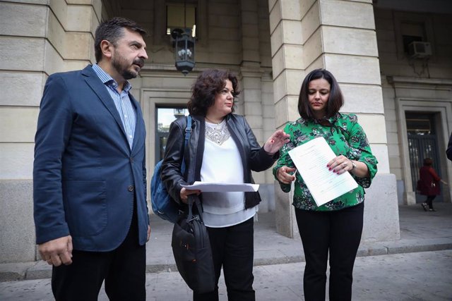 Toni Martín, María Eugenia Romero y Virginia Pérez presentan una denuncia por la presunta compra de votos del PSOE en Huévar