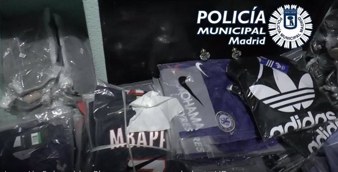 Artículos fasos intervenidos por la Policía Municipal de Madrid en Lavapiés