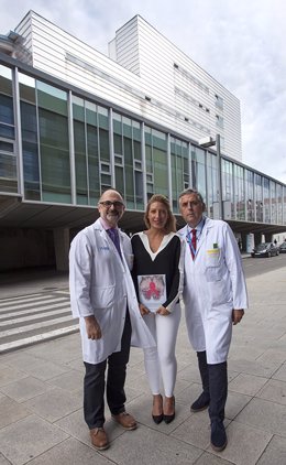 Lucía Antón doctora por la UR con tesis sobre prevalencia de fragilidad y pre-fragilidad en pacientes con infección por VIH en La Rioja con sus directores de la tesis