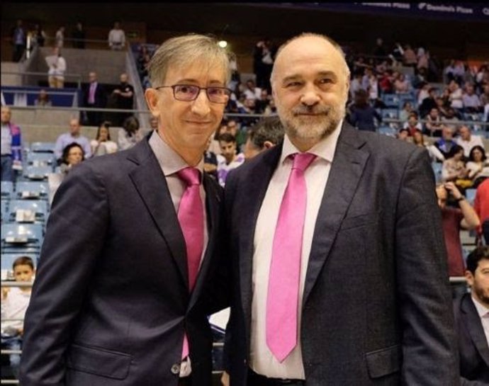 Montxo Fernández, técnico del Monbus Obradoiro, y Pablo Laso, del Real Madrid, se saludan con corbatas de color rosa en apoyo a la lucha contra el cáncer de mama