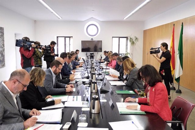 El vicepresidente de la Junta y consejero de Turismo, Regeneración y Administración Local, Juan Marín, preside en San Telmo (Sevilla) la firma para la liquidación definitiva del Consorcio del Guadalquivir.