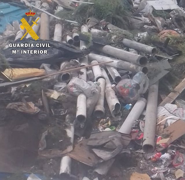 Imagen facilitada por la Guardia Civil sobre los escombros con residuos de materiales con amianto