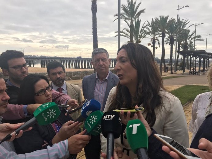 La secretaria general del PP andaluz, Loles López, ante los medios en Huelva.