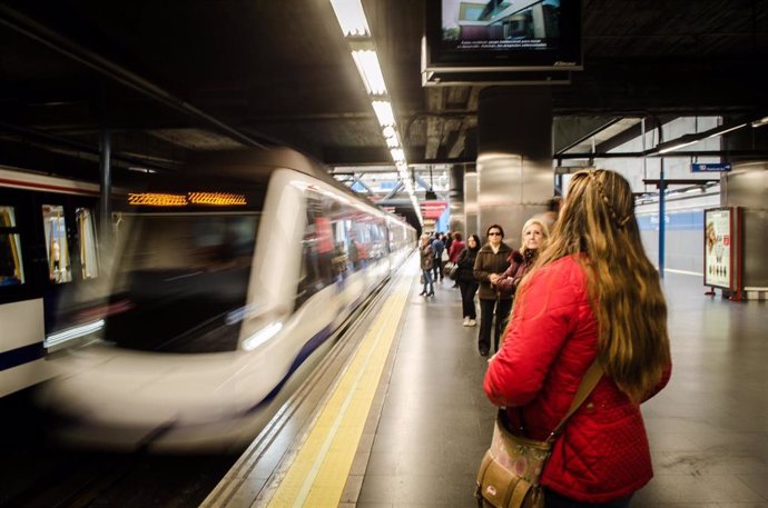 Metro de Madrid, Principe pío, vías de metro, estación de metro, gente esperando, personas esperando