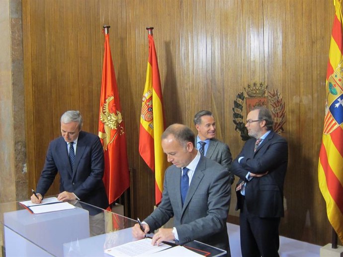 El alcalde de Zaragoza, Jorge Azcón, y el presidente del Real Zaragoza, Cristian Lapetra, firman el convenio