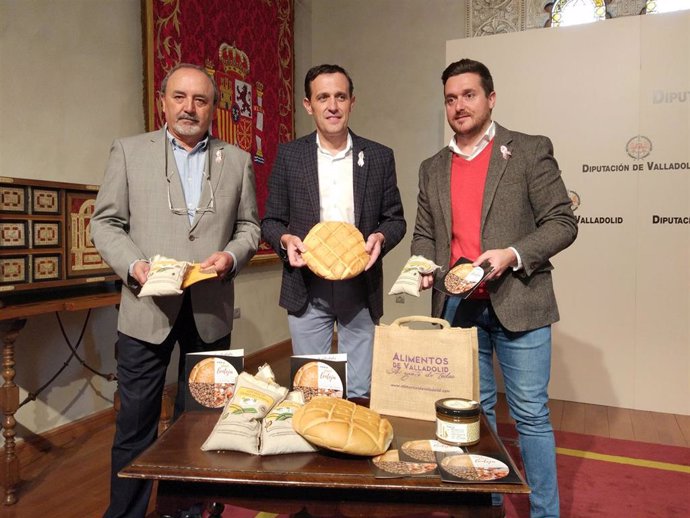 El presidente de la Diputación de Valladolid, Conrado Íscar, (centro) junto al alcalde de Mayorga, Alberto Magdaleno, (d) y el presidente de la IGP Lenteja Tierra de Campos, José Andrés García (i).