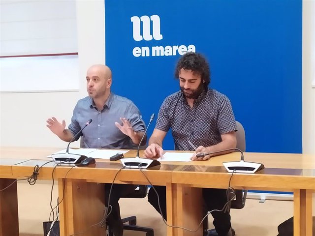 El portavoz del grupo mixto y de En Marea, Luís Villares, ofrece una rueda de prensa junto al parlamentario Davide Rodríguez