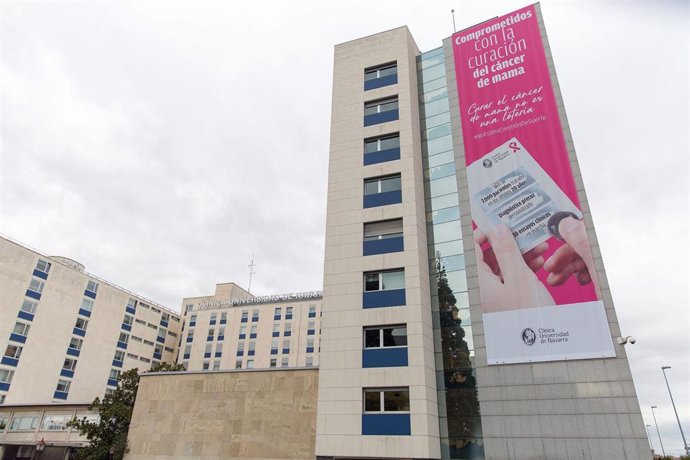 Fachada de la Clínica Universidad de Navarra con un cartel de su campaña contra el cáncer de mama