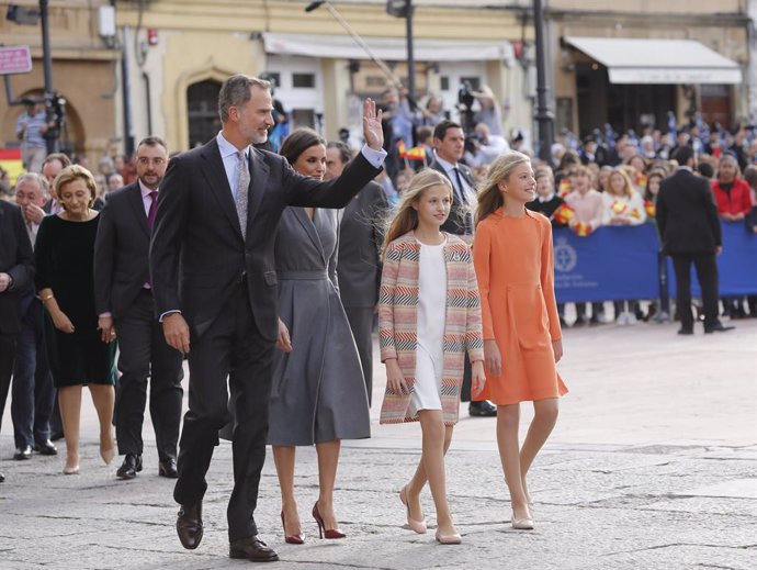 (I-D) El Rey Felipe VI, la Reina Letizia, la princesa Leonor y la infanta Sofía, pasean por la calle a su llegada a la capital del Principado de Asturias (España) con motivo de la celebración de los Premios Princesa de Asturias 2019, a 17 de octubre de 
