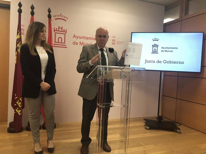 Los concejales Rebeca Pérez y Eduardo Martínez Oliva ofrecen una rueda de prensa para informar de los acuerdos del Consejo de Gobierno