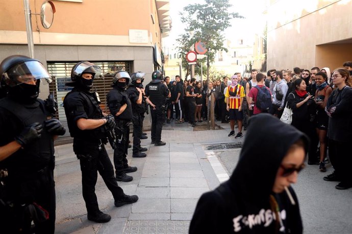 Manifestantes frente a los policías a las puertas de un acto en Barcelona del líder de Ciudadanos, Albert Rivera