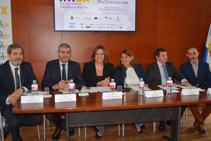 La consejera, el presidente de la Diputación, y la alcaldesa en la presentación del IMEX