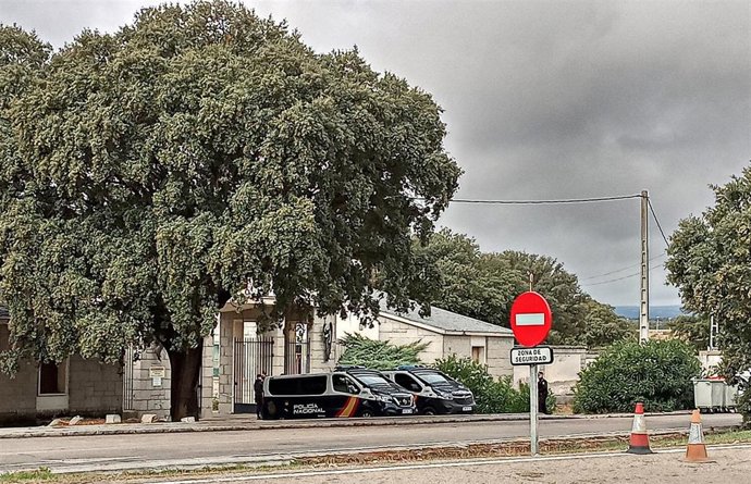Agentes de la Policía Nacional custodian el acceso al cementerio de Mingorrubio, en El Pardo, donde serán trasladados los restos de Franco.
