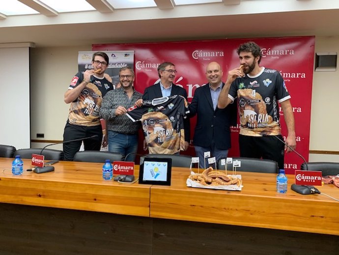 Presentación de la nueva camiseta del Club Voleibol Río Duero con el diseño del torrezno de Soria