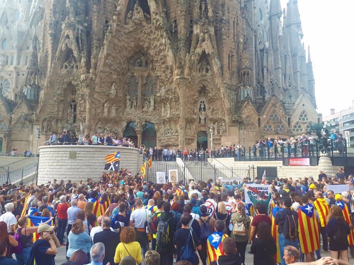 Centenars de persones es manifesten a la Sagrada Família en el Picnic x la República contra la sentncia de l'1-O  i en bloquegen l'accés