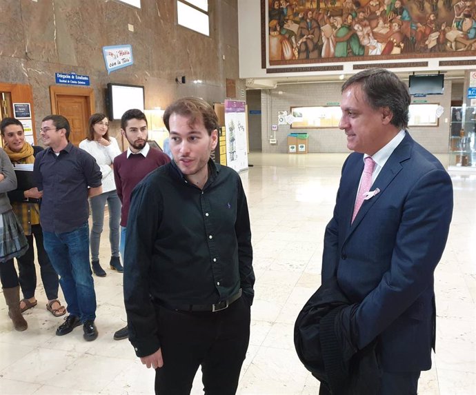 El alcalde de Salamanca (d) junto al investigador Pablo Jambrina.