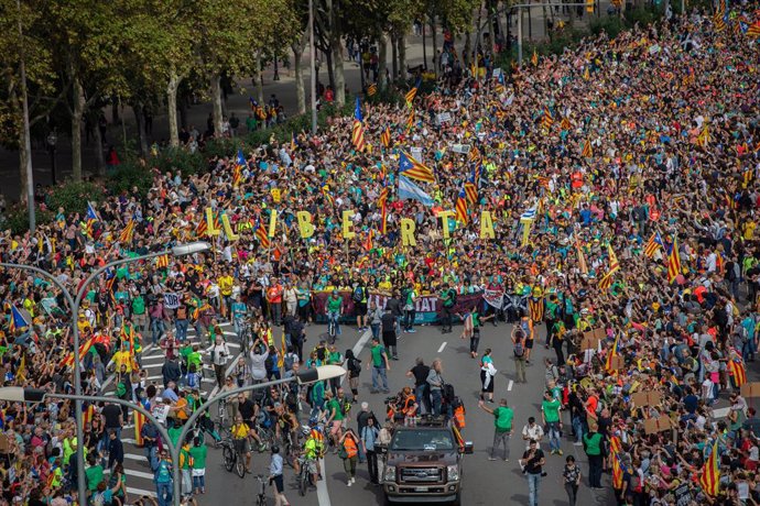 Arribada de milers de persones de les Marxes per la Llibertat per l'avinguda Meridiana de Barcelona